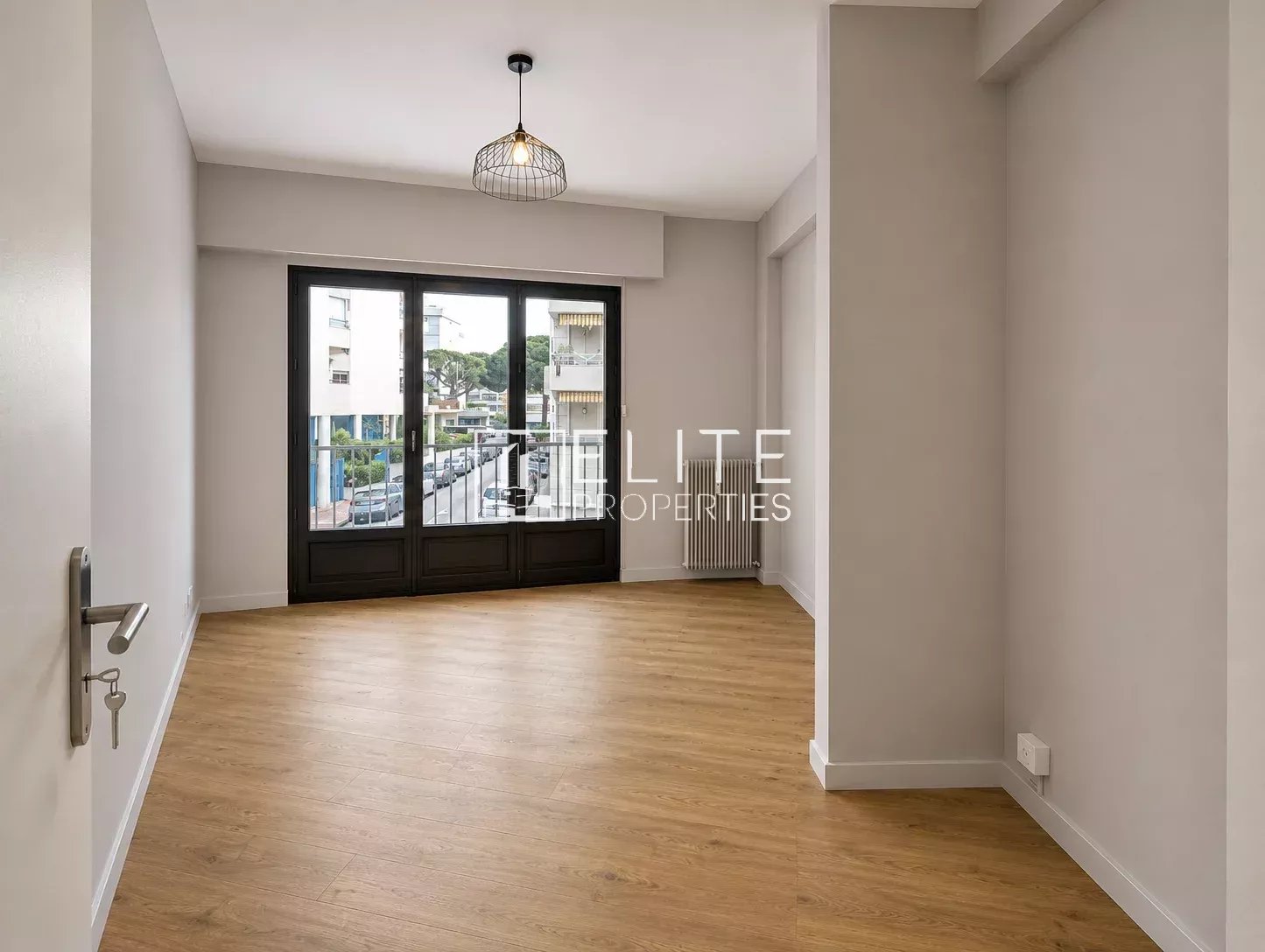 CANNES LA BOCCA – APPARTEMENT 4 PIÈCES ENTIÈREMENT RÉNOVÉ