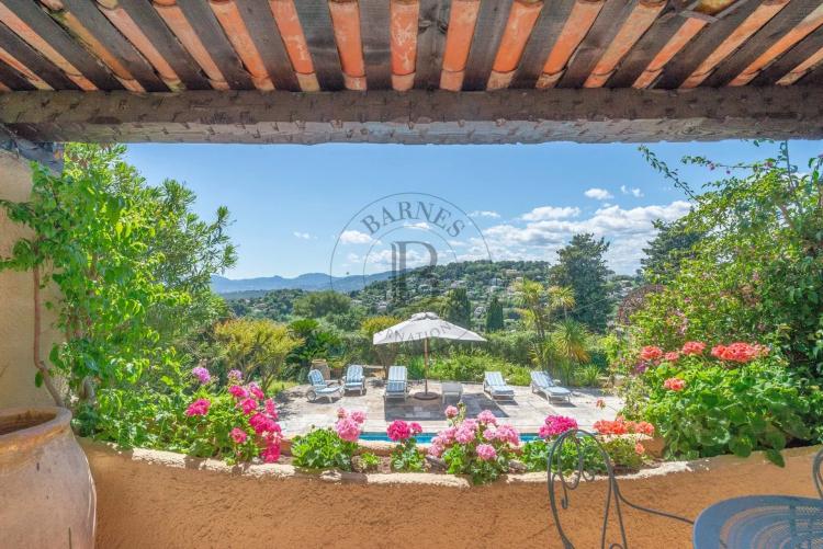 MOUGINS – PROPRIÉTÉ PROVENÇALE - VUE MER