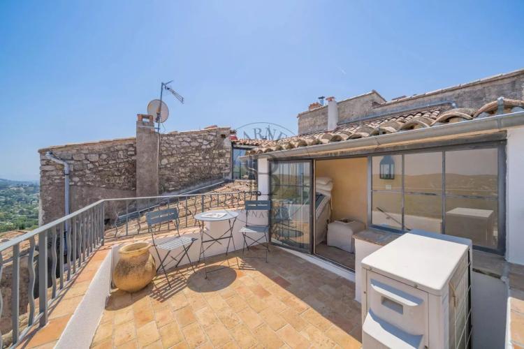 MOUGINS- MAISON DE VILLAGE- PROCHE DES COMMODITÉS