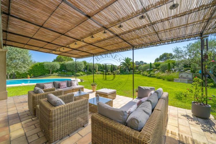 MOUGINS - VILLA DE CHARME - PROCHE VILLAGE
