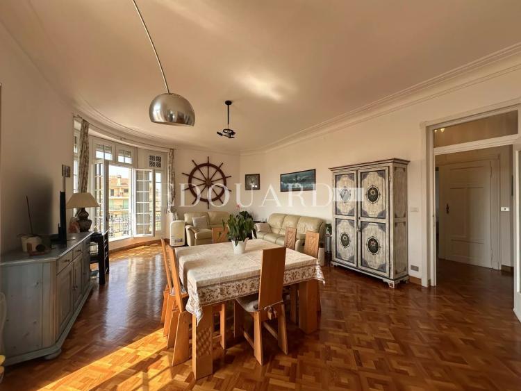 Vaste trois pièces à vendre avec belle vue sur la ville jusqu’à la mer, en plein centre de Menton