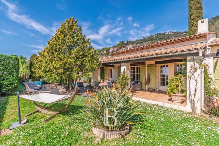 Grasse Saint-Jean - Villa avec appartement indépendant en position dominante vue mer au calme