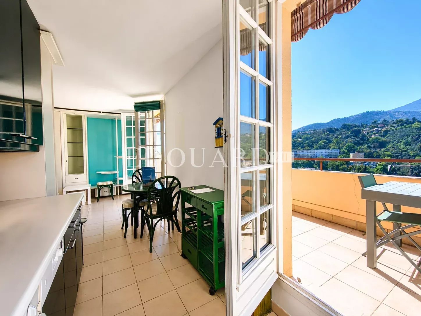 Dans le quartier du Riviera, à vendre grand studio en dernier étage avec terrasse, cave et garage