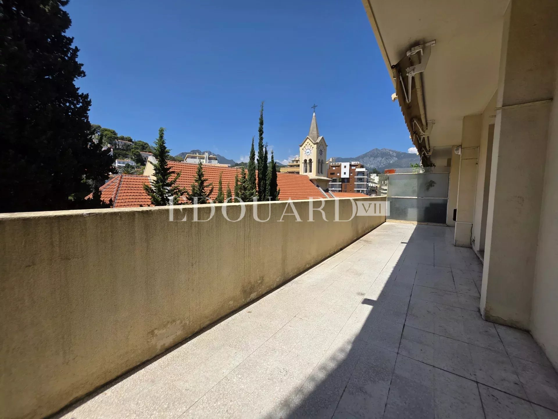 Deux pièces à rénover, avec grande terrasse et agréable vue dégagée, en plein centre de Carnolès