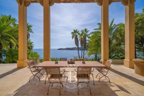 SAINT-RAPHAËL - ÉLÉGANTE VILLA PIED DANS L'EAU