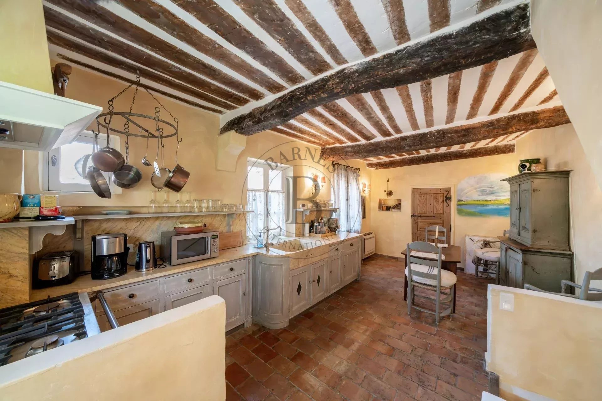 MOUGINS- MAISON DE VILLAGE- PROCHE DES COMMODITÉS