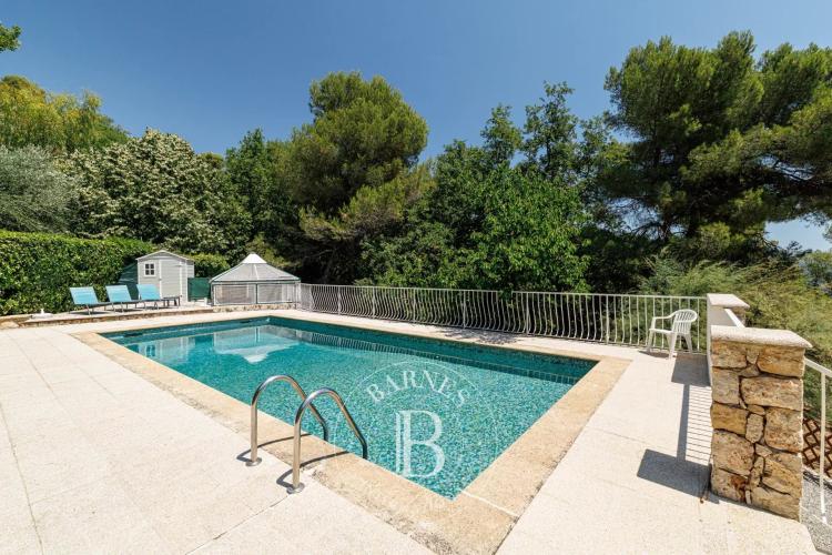 Gattières – Villa de caractère avec piscine et vue dégagée