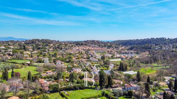 Valbonne – À pied du village – Plain-pied rénové – Vue collines – Calme absolu