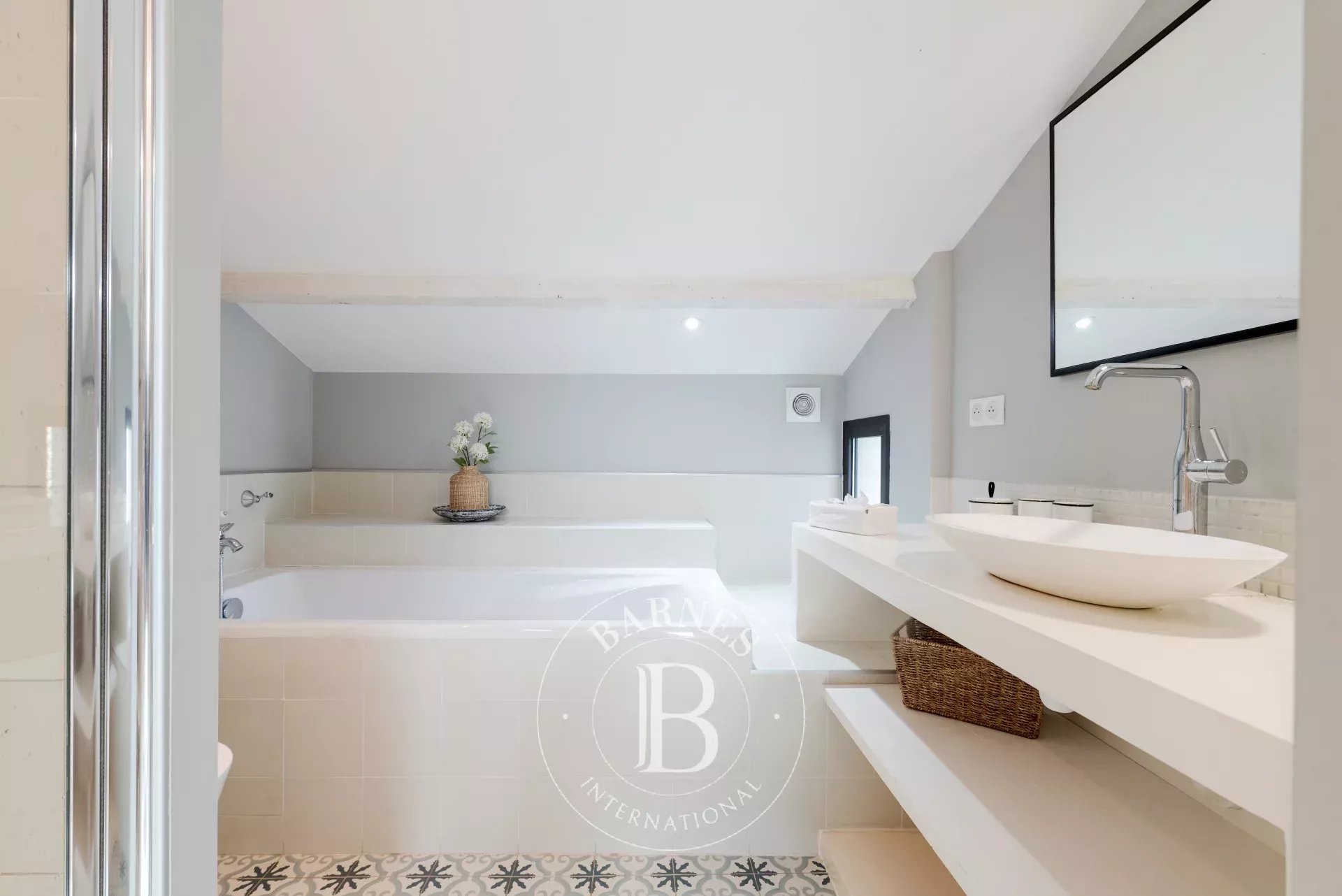 Roquefort-les-Pins - Villa de caractère avec maison d’amis et 3 appartements indépendants - 9 chambres