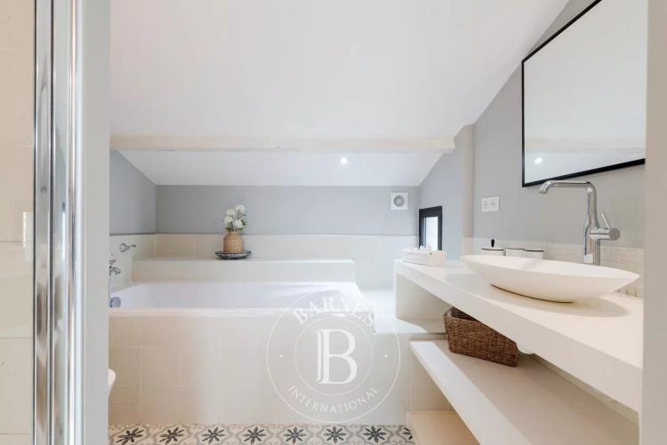 Roquefort-les-Pins - Villa de caractère avec maison d’amis et 3 appartements indépendants - 9 chambres