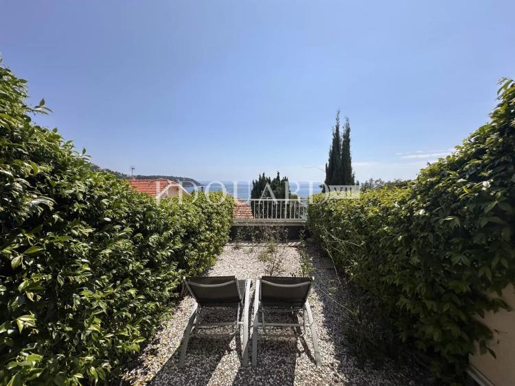 Petit studio en très bon état avec terrasse couverte, agréable jardin et magnifique vue mer panoramique