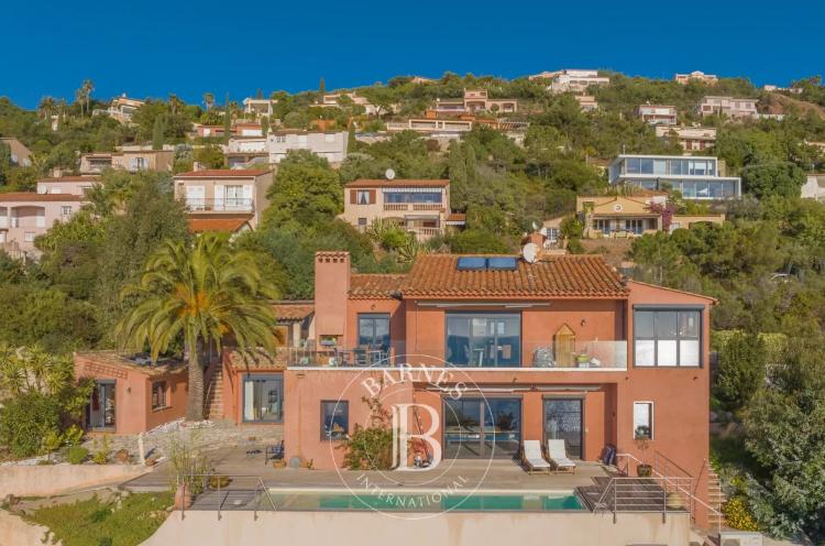 SAINT-RAPHAËL - VILLA RÉNOVÉE AVEC VUE MER PANORAMIQUE