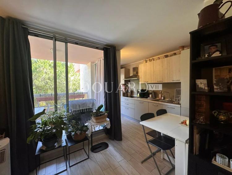 En exclusivité studio en très bon état avec belle terrasse couverte, idéal investissement locatif