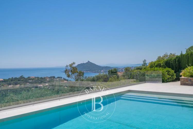 SAINT-RAPHAËL - EXCEPTIONNELLE VILLA CONTEMPORAINE - VUE MER PANORAMIQUE