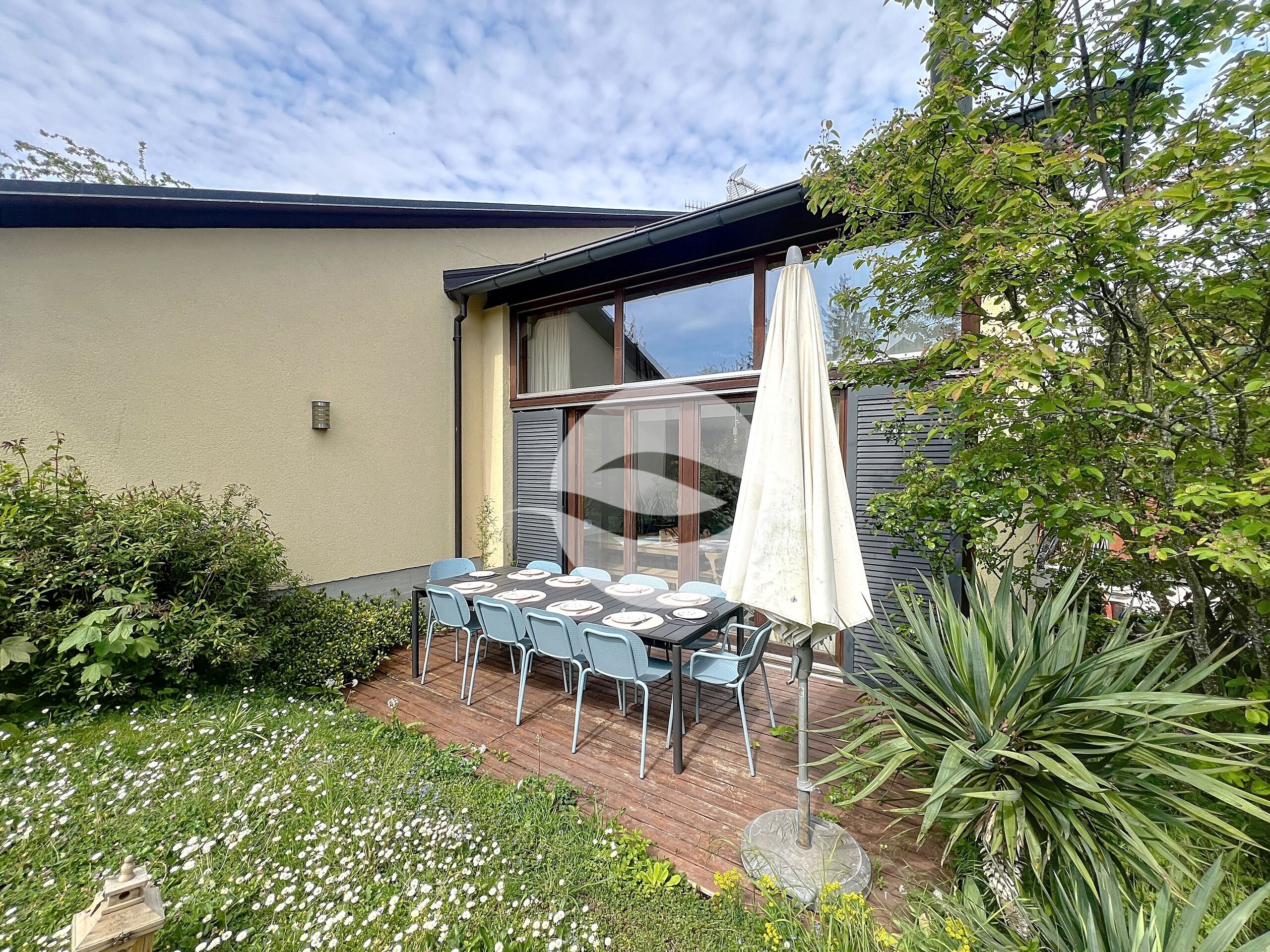 Charmante villa mitoyenne de 4.5 pièces, avec jardin arboré !