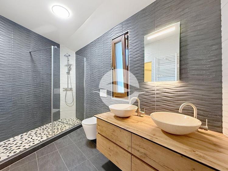 Magnifique et spacieuse villa contemporaine, avec vue dégagée!