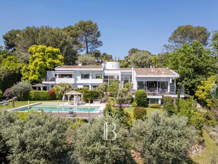 Valbonne - Domaine fermé - Exceptionnelle propriété au calme avec maison d'amis à 3 minutes du village