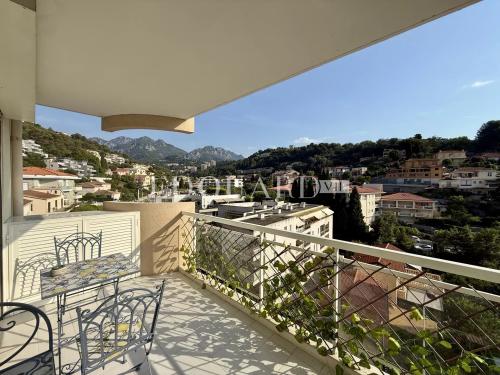 Sur la commune de Roquebrune Cap Martin, trois pièces avec terrasse, belle vue dégagée et grand garage
