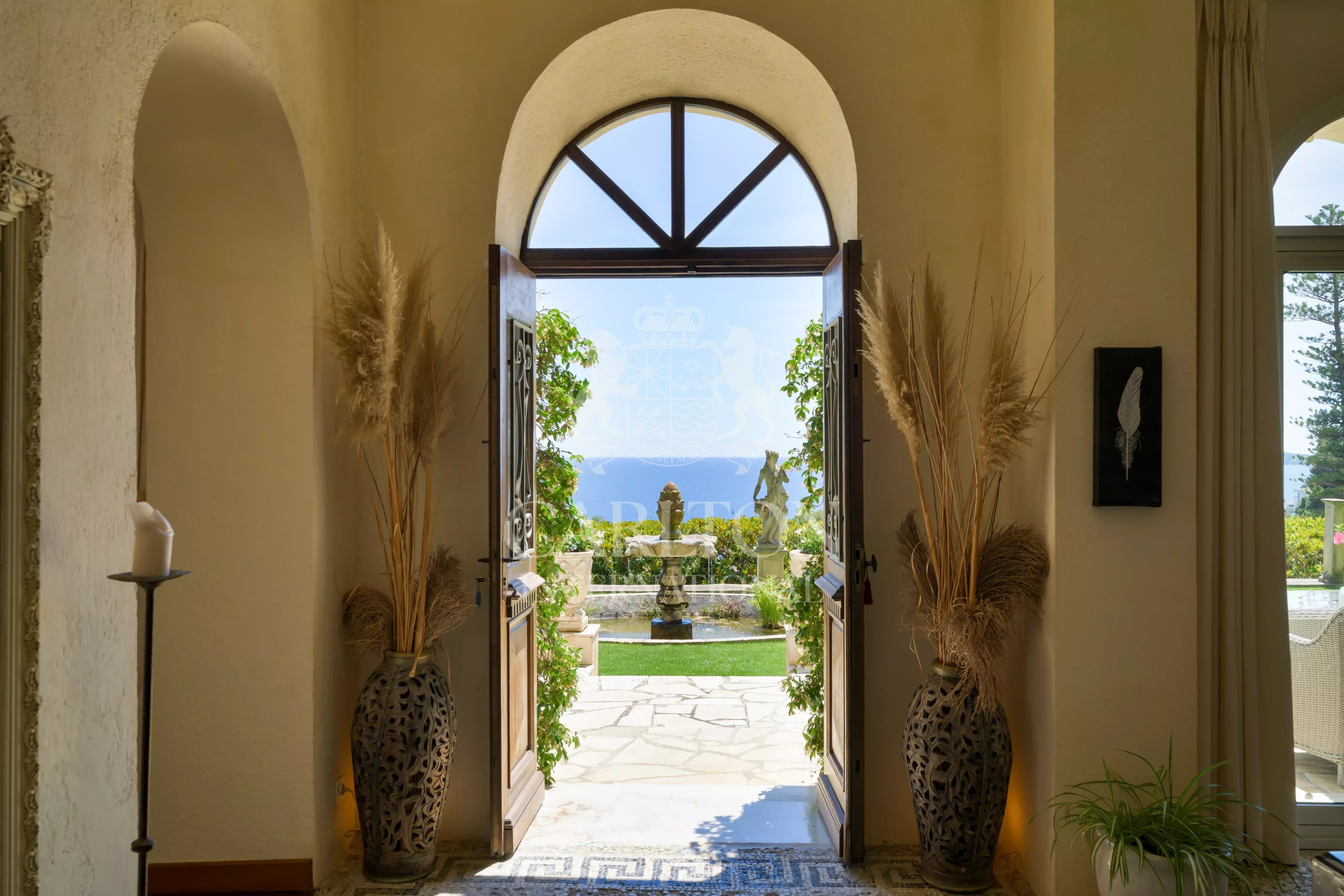 Villa d’exception à pied des plages, offrant une vue mer panoramique et deux maisons d’invités