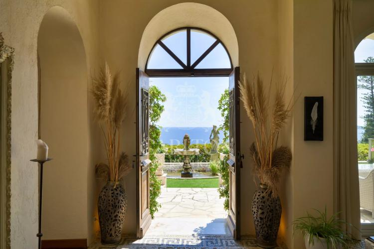 Villa d’exception à pied des plages, offrant une vue mer panoramique et deux maisons d’invités