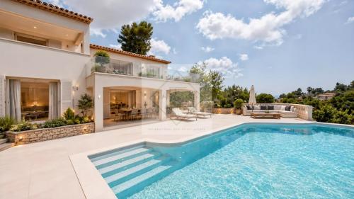 À VENDRE – VILLA DE CHARME VUE MER À ANTIBES, CALME ABSOLU
