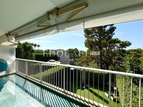Dans prestigieux immeuble sur le Plateau du Cap, à vendre élégant deux pièces avec terrasse et cave