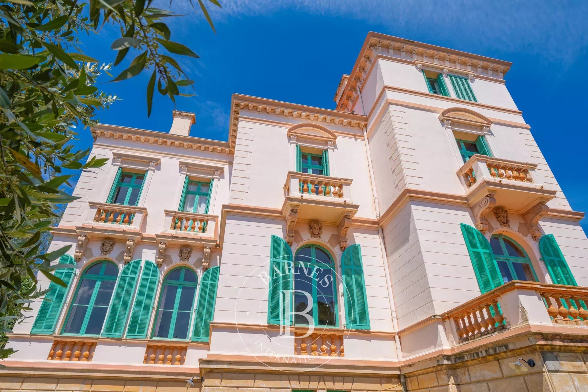 SAINT-RAPHAËL - VASTE VILLA BELLE-ÉPOQUE  AVEC VUE MER