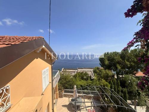 En exclusivité jolie villa rénovée avec deux terrasses, jardin, magnifique vue mer et deux parkings
