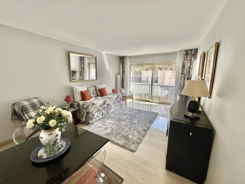 CANNES CARRÉ D'OR - GRAND T1 AVEC BALCON