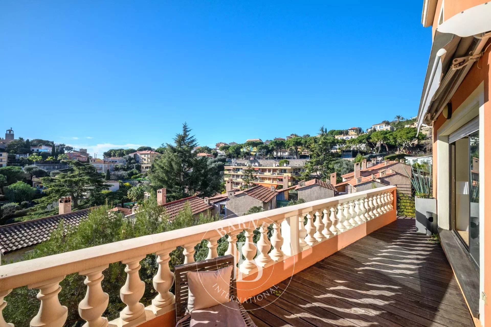 VILLEFRANCHE-SUR-MER — ÉLÉGANT DUPLEX AVEC VUE PANORAMIQUE DÉGAGÉE