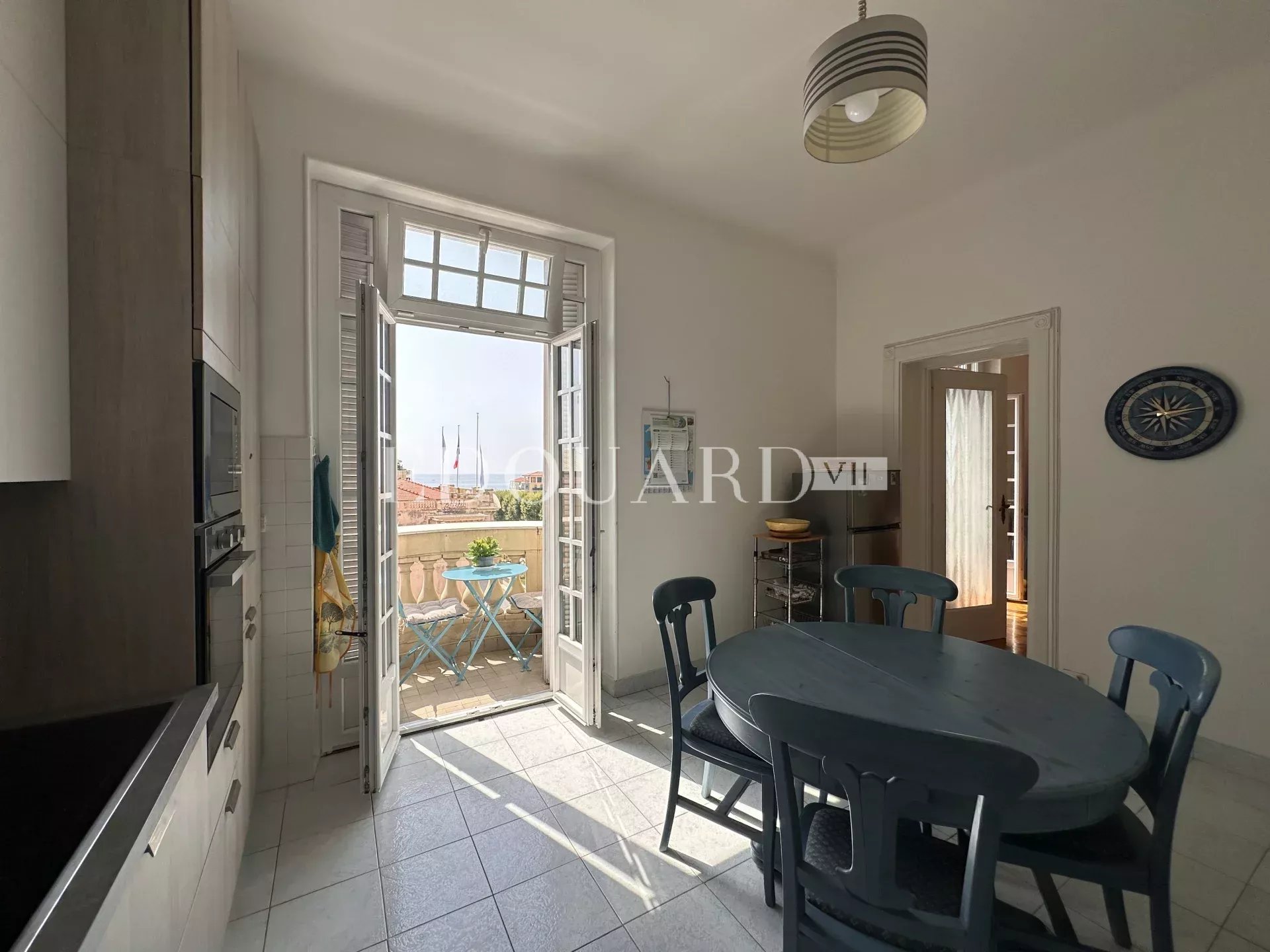 Vaste trois pièces à vendre avec belle vue sur la ville jusqu’à la mer, en plein centre de Menton