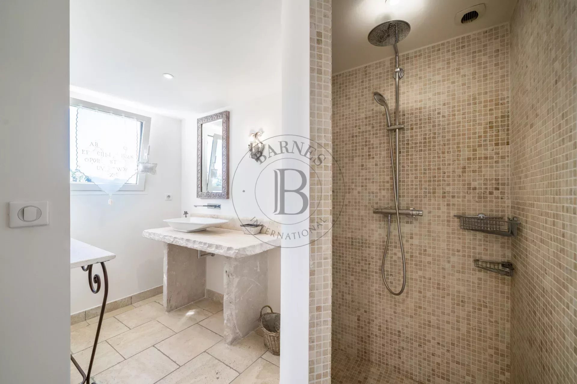 MOUGINS - VILLA DANS UN DOMAINE PRIVE - A PIEDS DES COMMODITES