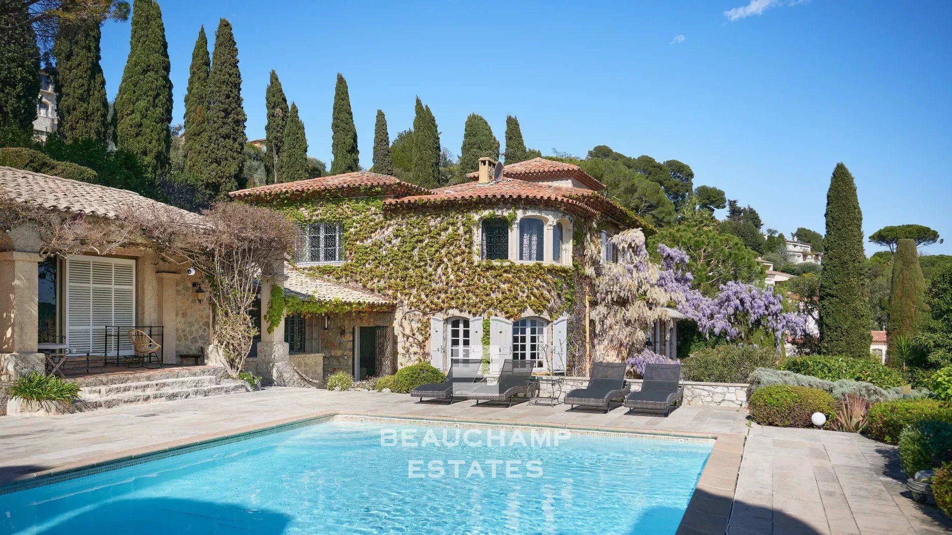 Bastide en pierre 6 chambres avec vue mer panoramique dans un domaine fermé à Mougins