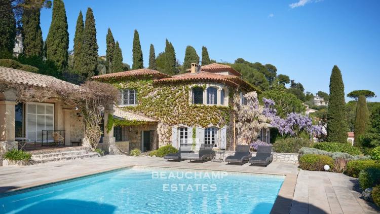 Bastide en pierre 6 chambres avec vue mer panoramique dans un domaine fermé à Mougins