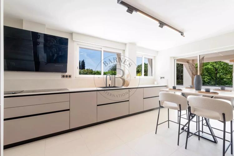 MOUGINS – VILLA RÉNOVÉE AU CALME AVEC VUE PANORAMIQUE – À PIED DES COMMERCES