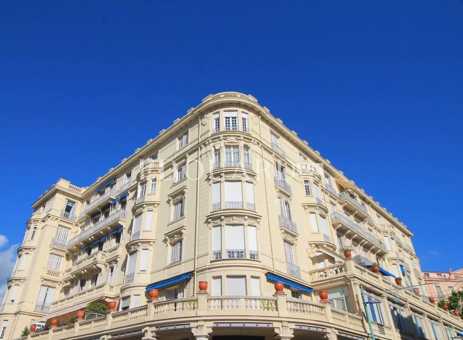 Vaste trois pièces à vendre avec belle vue sur la ville jusqu’à la mer, en plein centre de Menton