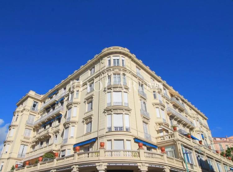 Vaste trois pièces à vendre avec belle vue sur la ville jusqu’à la mer, en plein centre de Menton