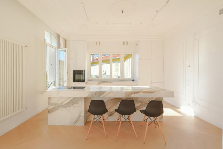CAP D'AIL - APPARTEMENT SPACIEUX - DERNIER ETAGE AVEC JARDIN