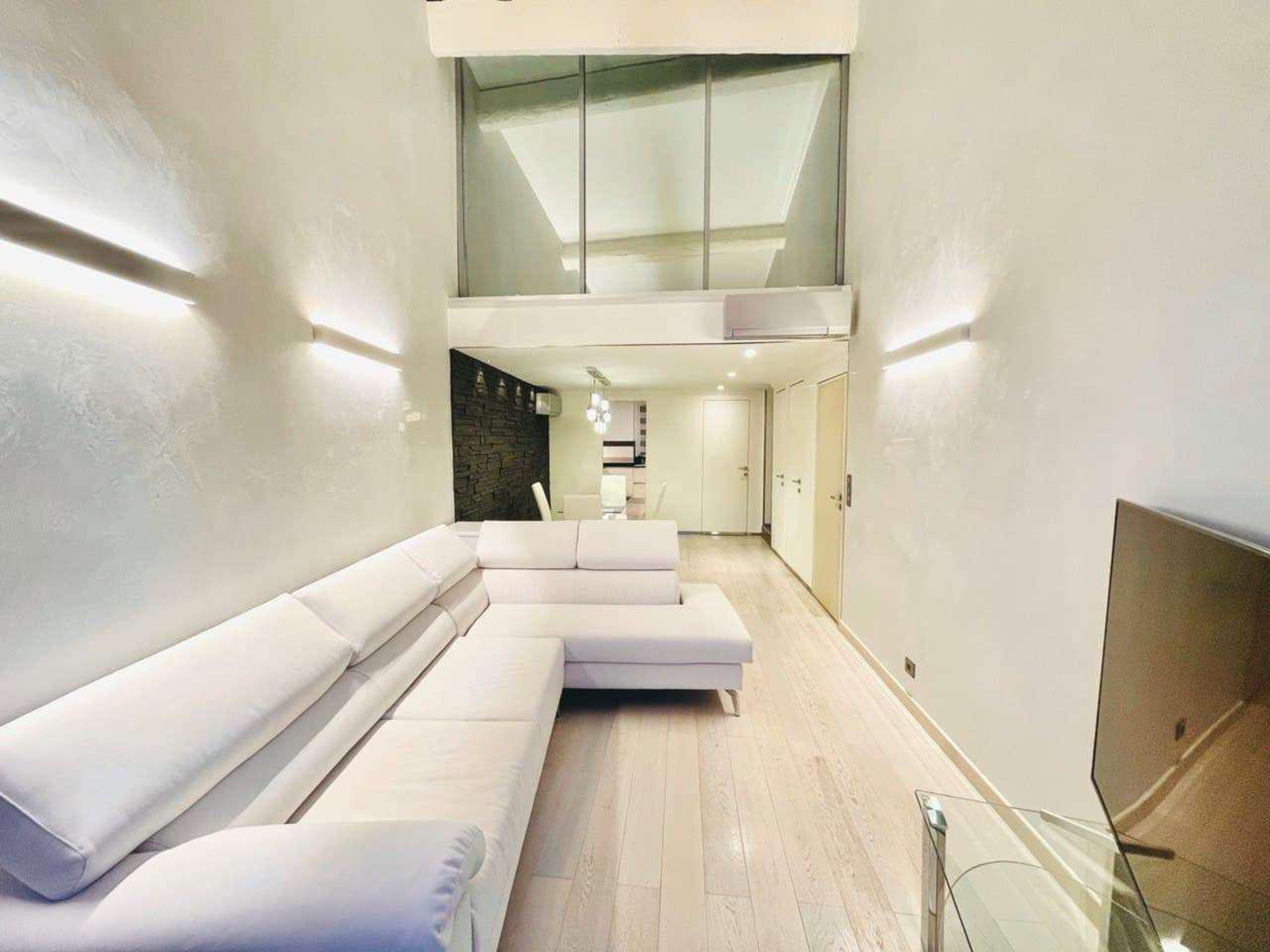 Monaco Ville: Duplex de caractère avec vues panoramiques sur Port Hercule et la mer