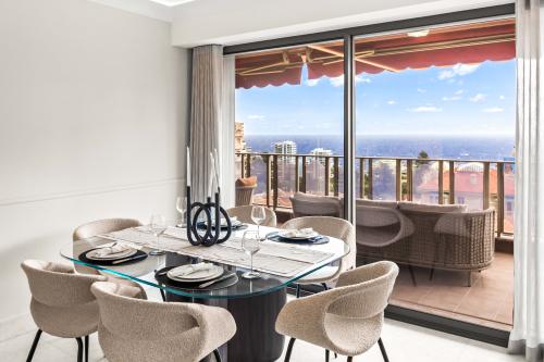 Riviera Palace: 4 Pièces Entièrement Rénové avec Vue Mer & Casino