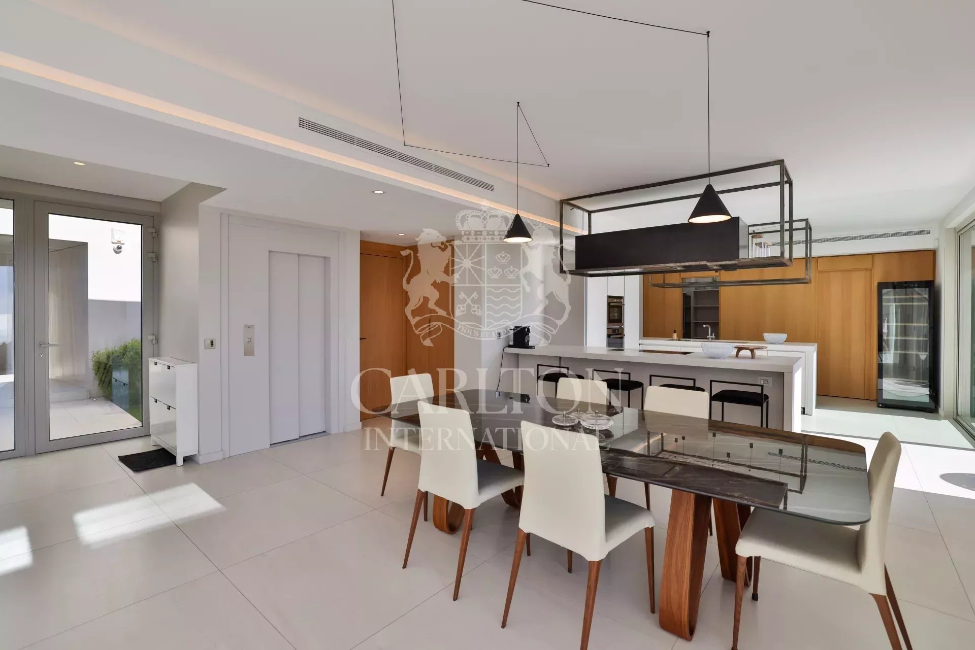 Prestigieuse villa contemporaine avec vue panoramique sur la mer