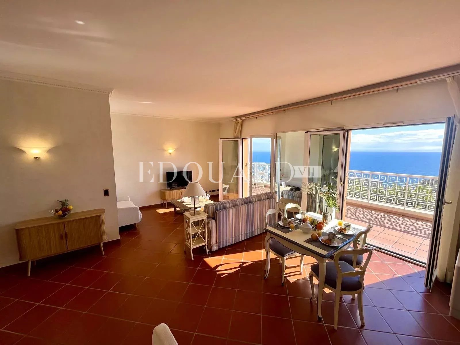 Dans un domaine privé et sécurisé, à vendre villa de prestige avec vue panoramique sur la Principauté de Monaco