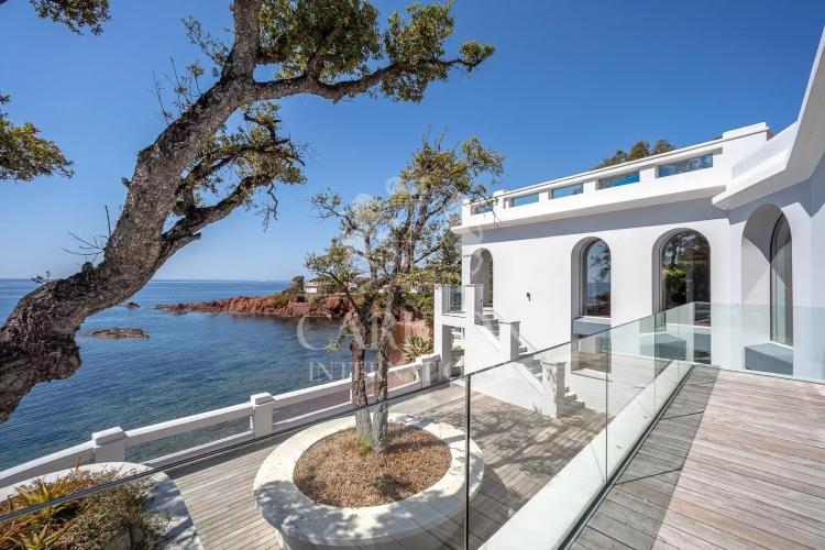 Propriété d'exception offrant deux accès privés à la mer méditerannée