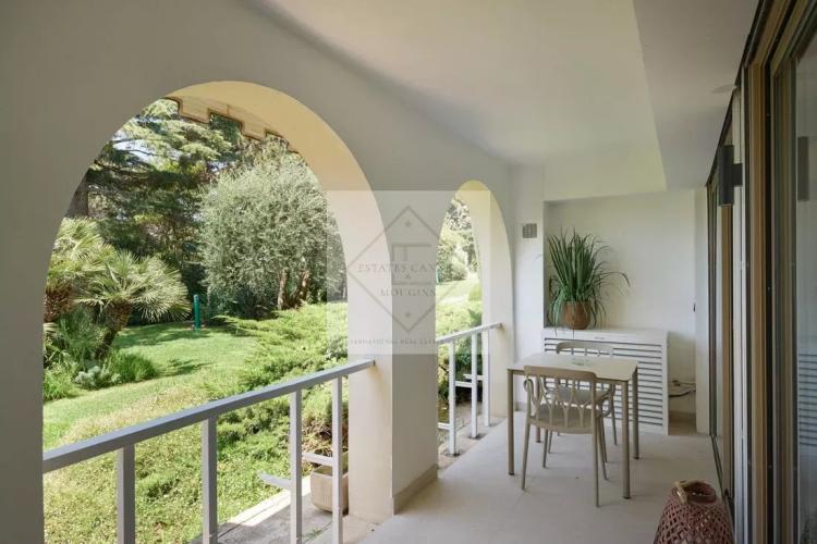 CANNES Californie - Élégant 2 pièces rénové avec vue mer et jardin