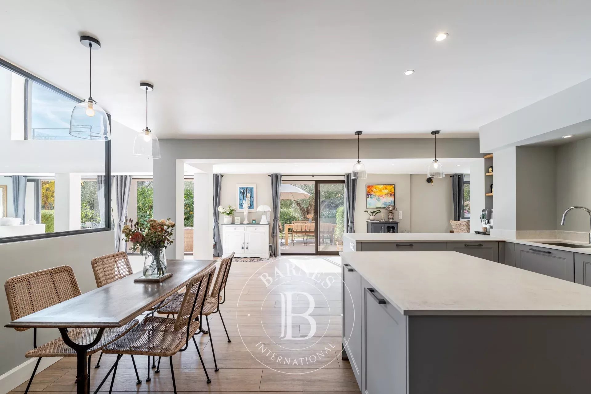 Roquefort-les-Pins - Villa de caractère avec maison d’amis et 3 appartements indépendants - 9 chambres
