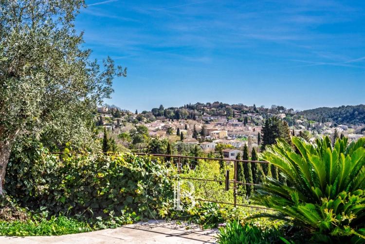Valbonne – À pied du village – Plain-pied rénové – Vue collines – Calme absolu