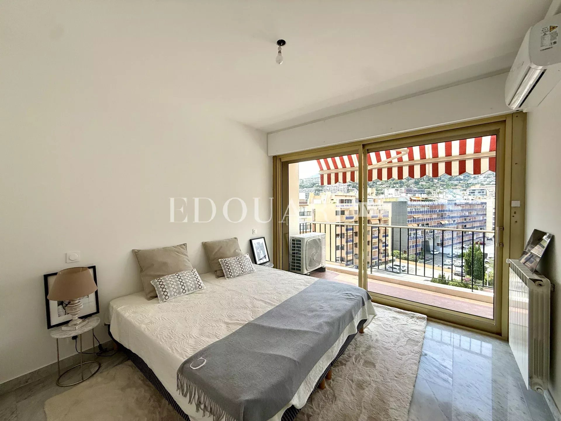 Trois pièces en dernier étage avec deux terrasses,  superbe vue mer panoramique, cave et garage