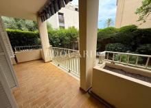 Charmant deux pièces à vendre avec terrasse et cave, dans un petit immeuble à quelques pas des plages