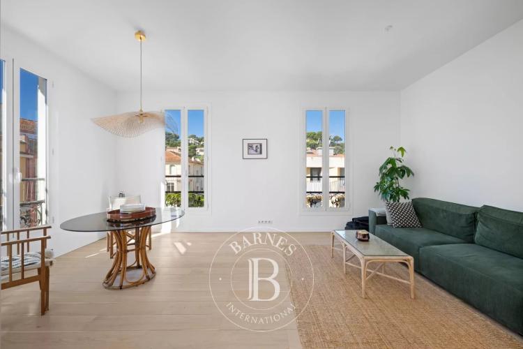 SAINT-JEAN-CAP-FERRAT – APPARTEMENT EN DERNIER ÉTAGE AVEC APERÇU MER ET JARDIN PRIVATIF