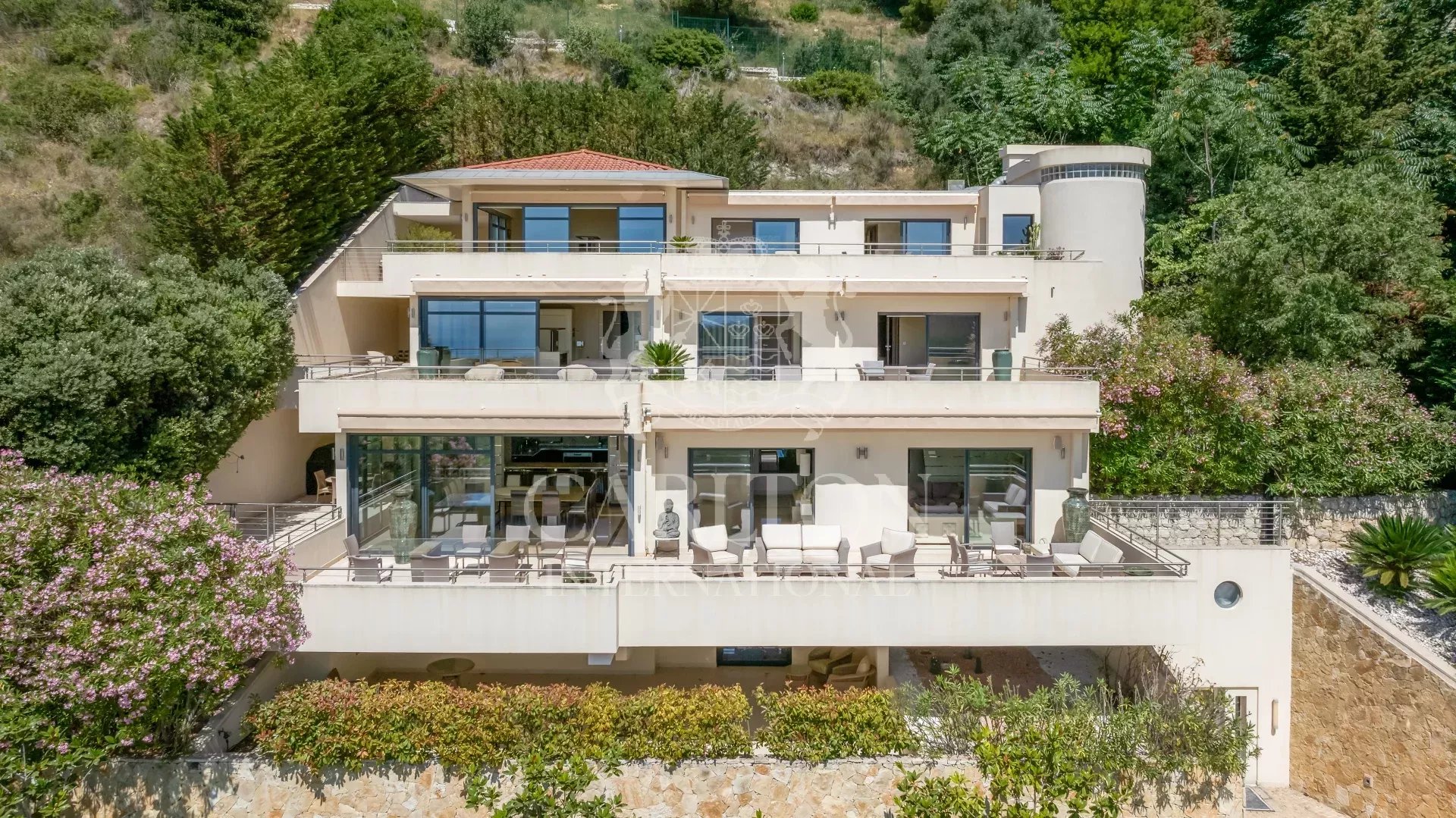 Eze, à quelques minutes de Monaco, plages, importante propriété avec vue mer époustouflante.